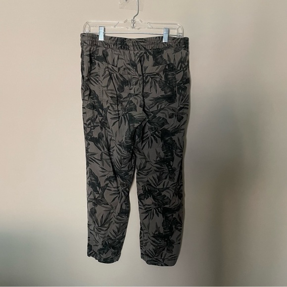 Old Navy Green Leaf Soft Tencel Olive Leaf Printed Pull On Pants - Picture 10 of 10